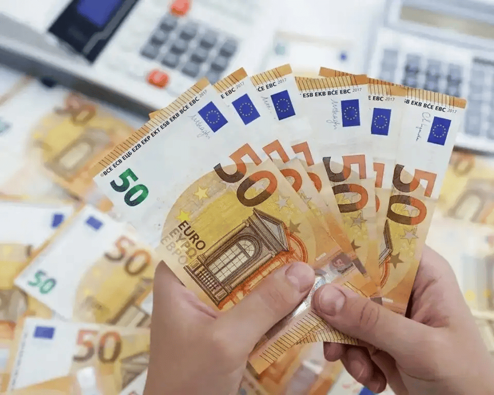 400 ευρώ: Ποιοι τα δικαιούνται και πότε θα γίνει η πληρωμή – Η εξαίρεση για τους κάτω των 65